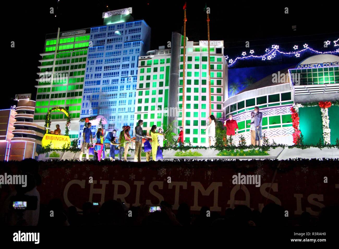 Aux Philippines. 23 Nov, 2018. La lecture de l'affichage d'animation lors de l'ouverture officielle de Noël sur l'affichage à l'Alimentaire Times Square Park, situé à l'angle de Times Square et Gen, Centre Araneta Roxas Avenue, Quezon City le 23 novembre 2018. Les fêtes de Noël sur l'écran (COD) montre se déroulera du 23 novembre au 6 janvier 2019. L'événement a également marqué le retour de l'affichage sur Noël, la vie animée du mannequin taille écran après 16 ans depuis sa sortie. Credit : Gregorio B. Dantes Jr./Pacific Press/Alamy Live News Banque D'Images