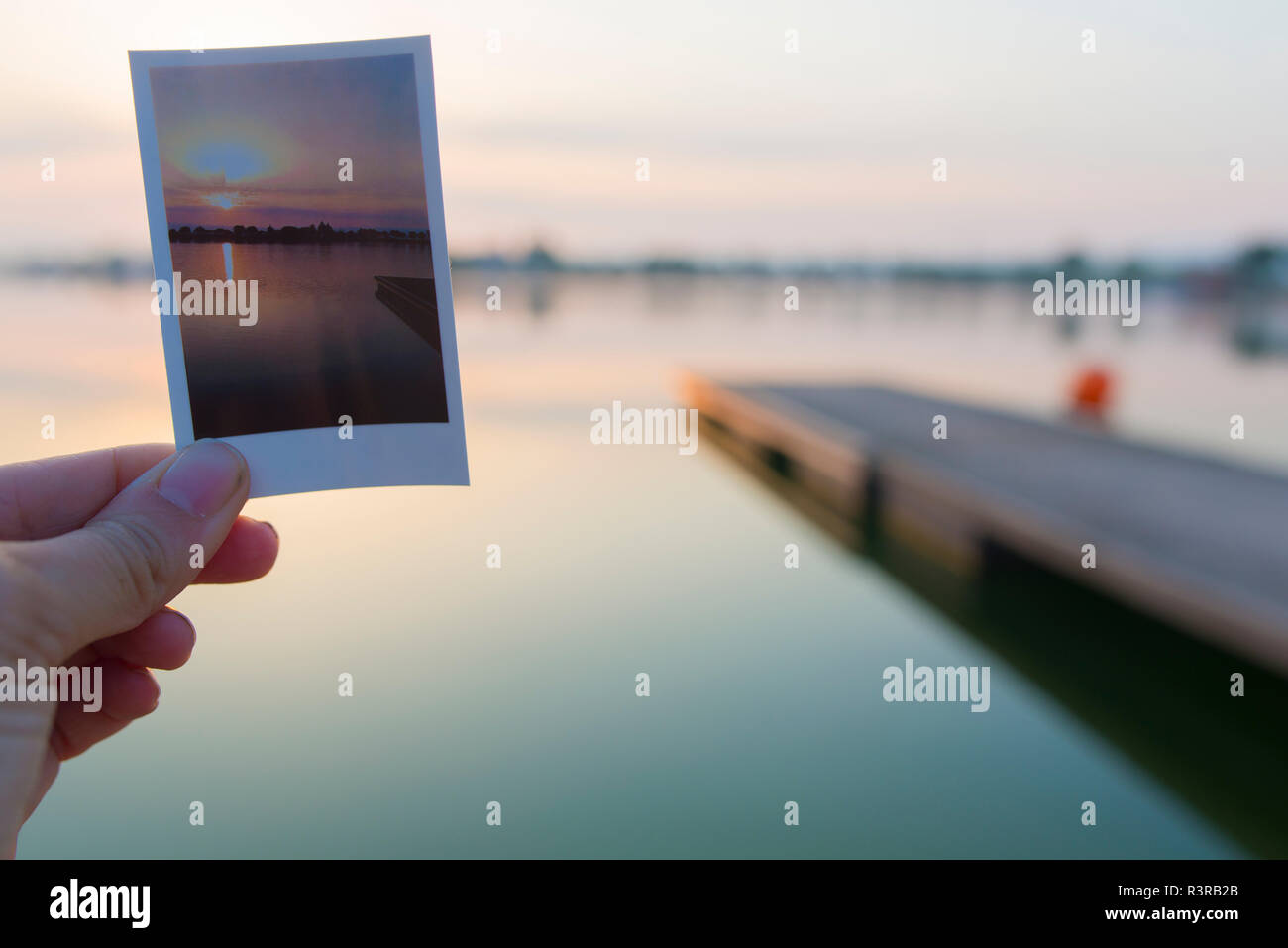 Plate-forme flottante sur le lac à l'aube avec snapshot Banque D'Images