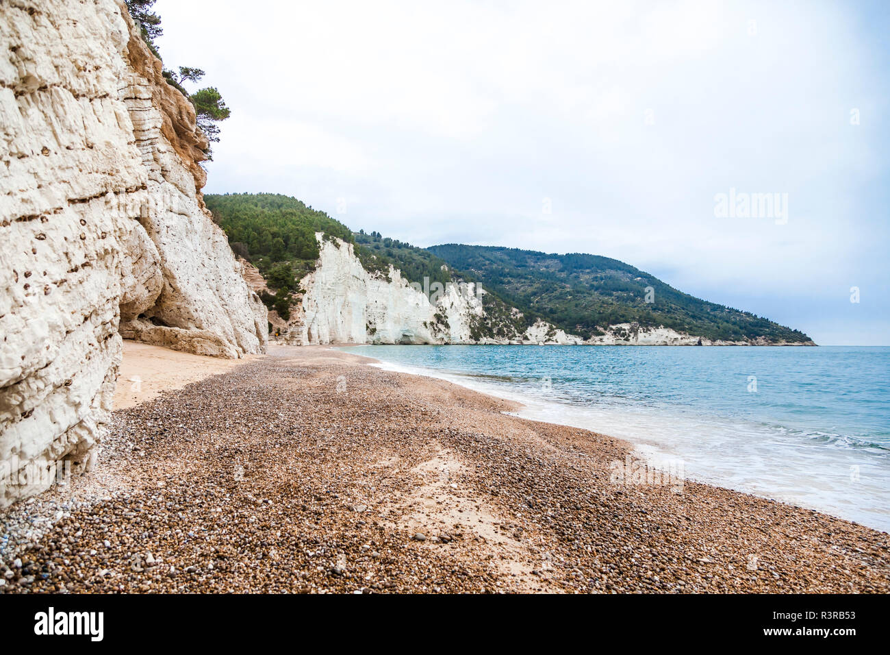 L'Italie, Vieste, Vignanotica vide plage un jour d'hiver pluvieux Banque D'Images