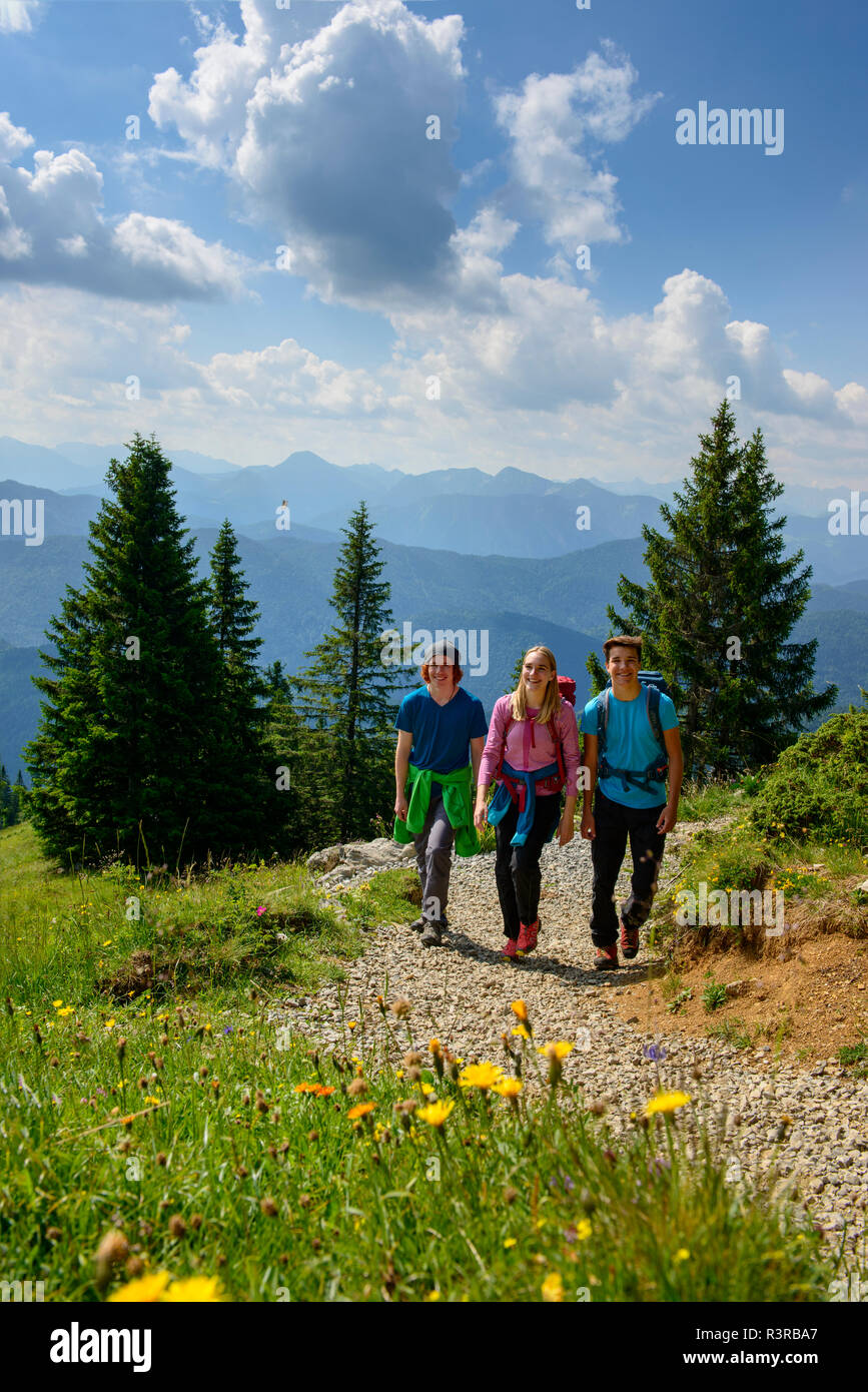 L'Allemagne, en Bavière, près de Brauneck Lenggries, jeunes amis de la randonnée dans un paysage alpin Banque D'Images