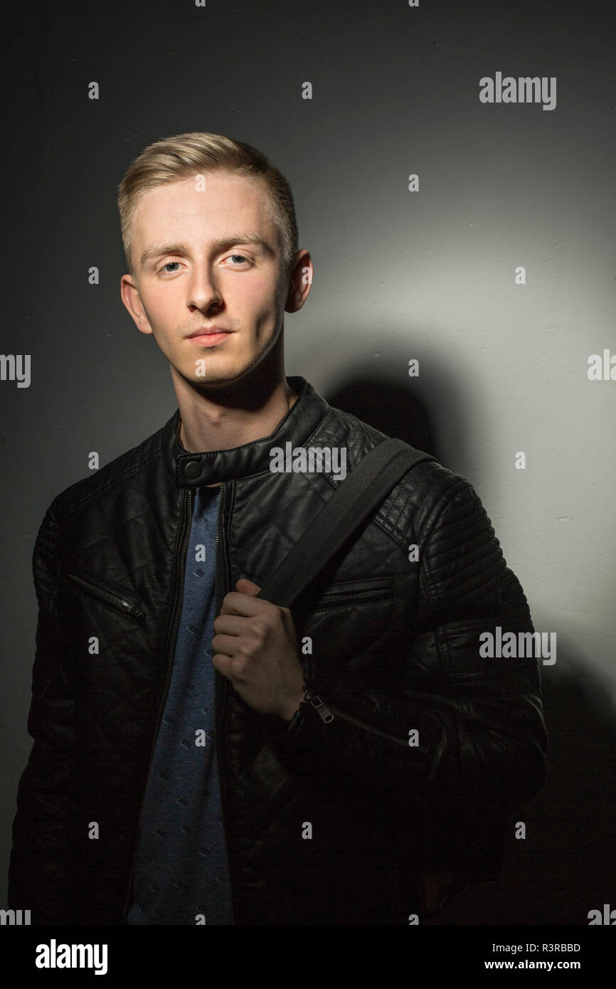 Portrait de jeune homme portant un manteau de cuir noir Banque D'Images