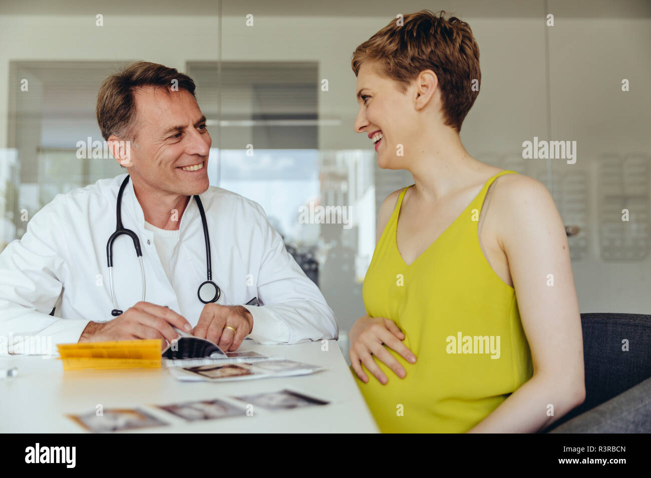 Femme enceinte à discuter avec son médecin des analyses par ultrasons Banque D'Images