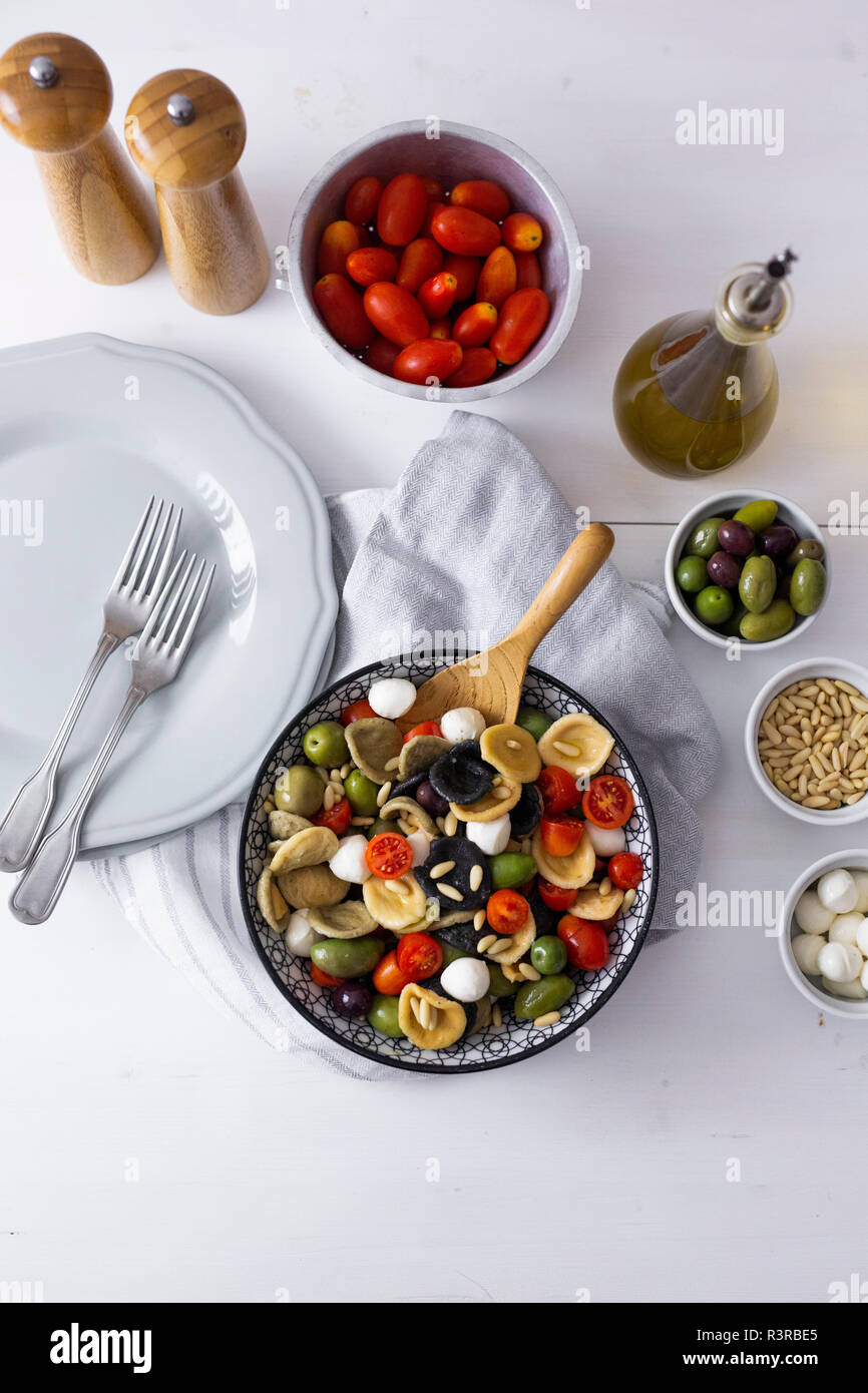 Méditerranée avec tomates, olives orecchiette, mozzarella Banque D'Images