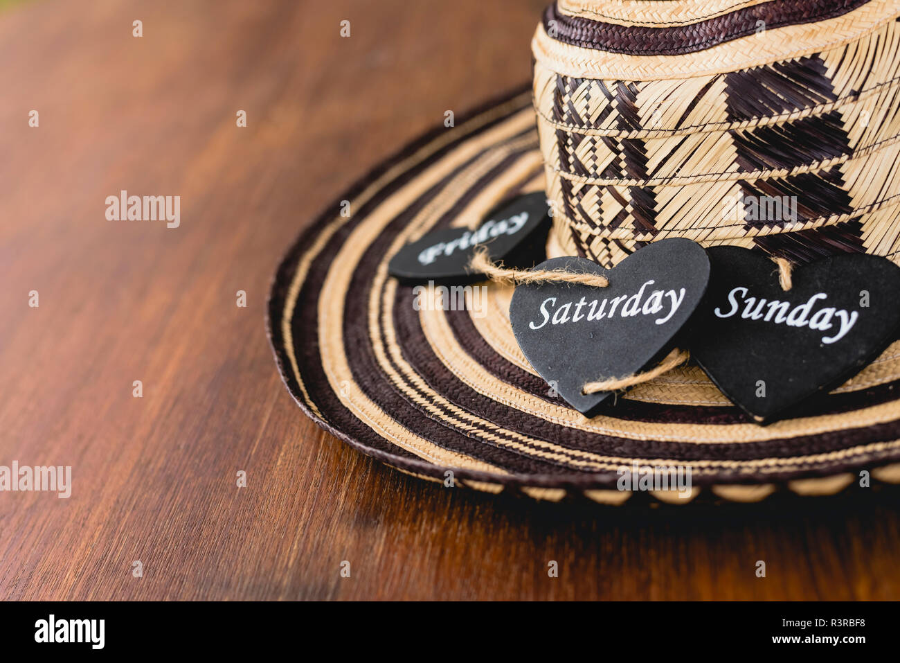Coeur en bois noir avec le nom de jours de semaine sur une Mexican Hat. Banque D'Images