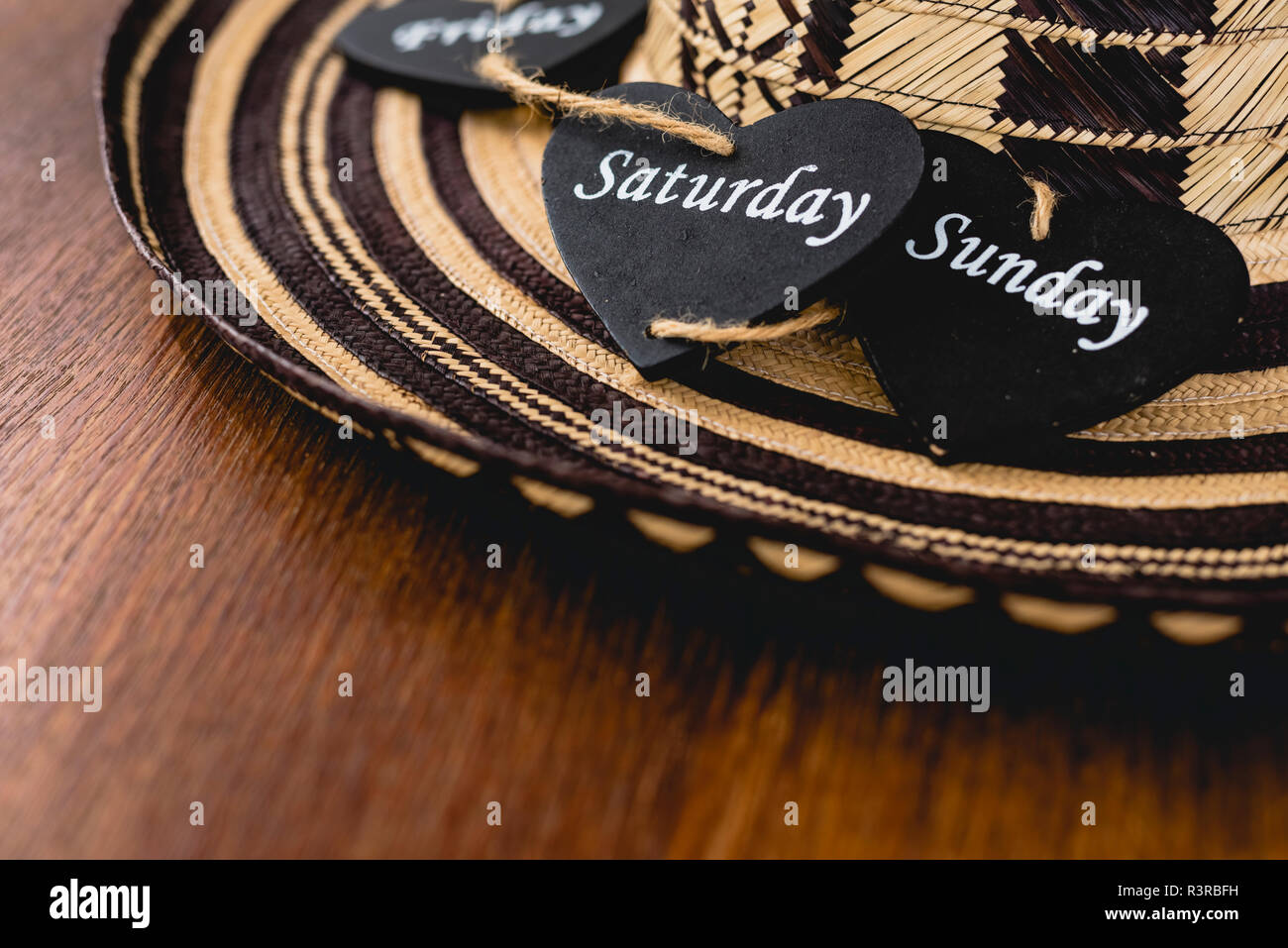 Coeur en bois noir avec le nom de jours de semaine sur une Mexican Hat. Banque D'Images