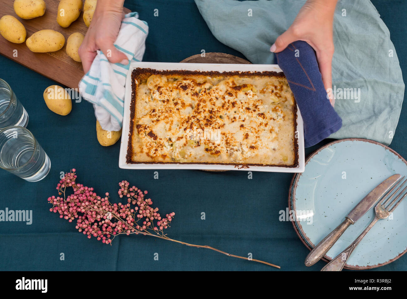 Femme de viande hachée, de pommes de terre gratin vue partielle Banque D'Images
