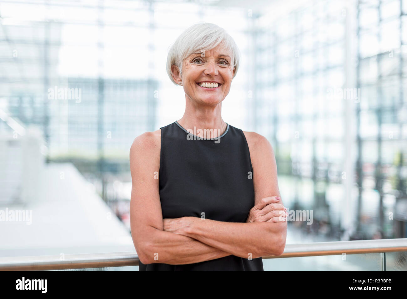 Portrait of smiling senior woman wearing black dress Banque D'Images