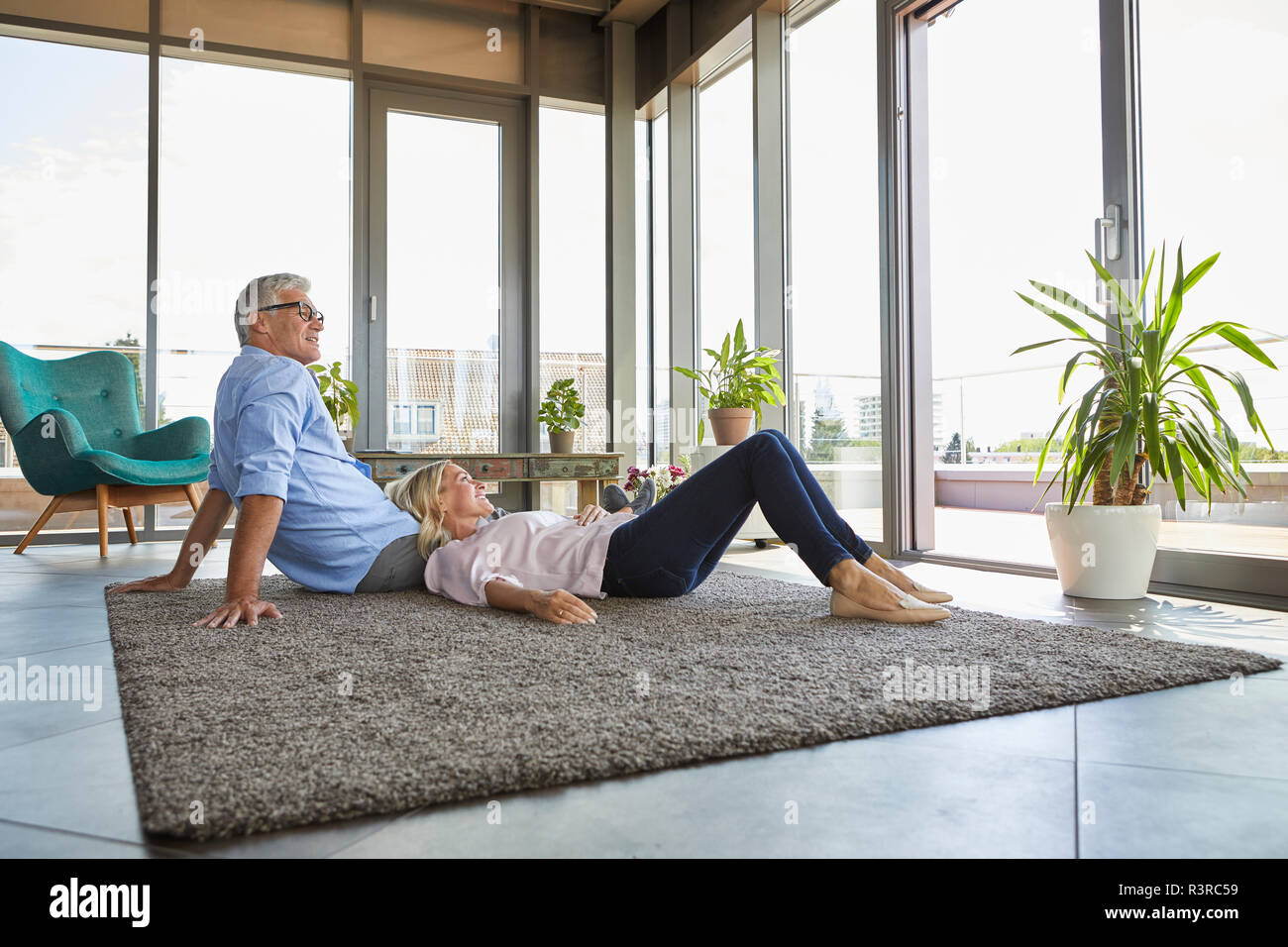 Young couple relaxing at home à la fenêtre de Banque D'Images