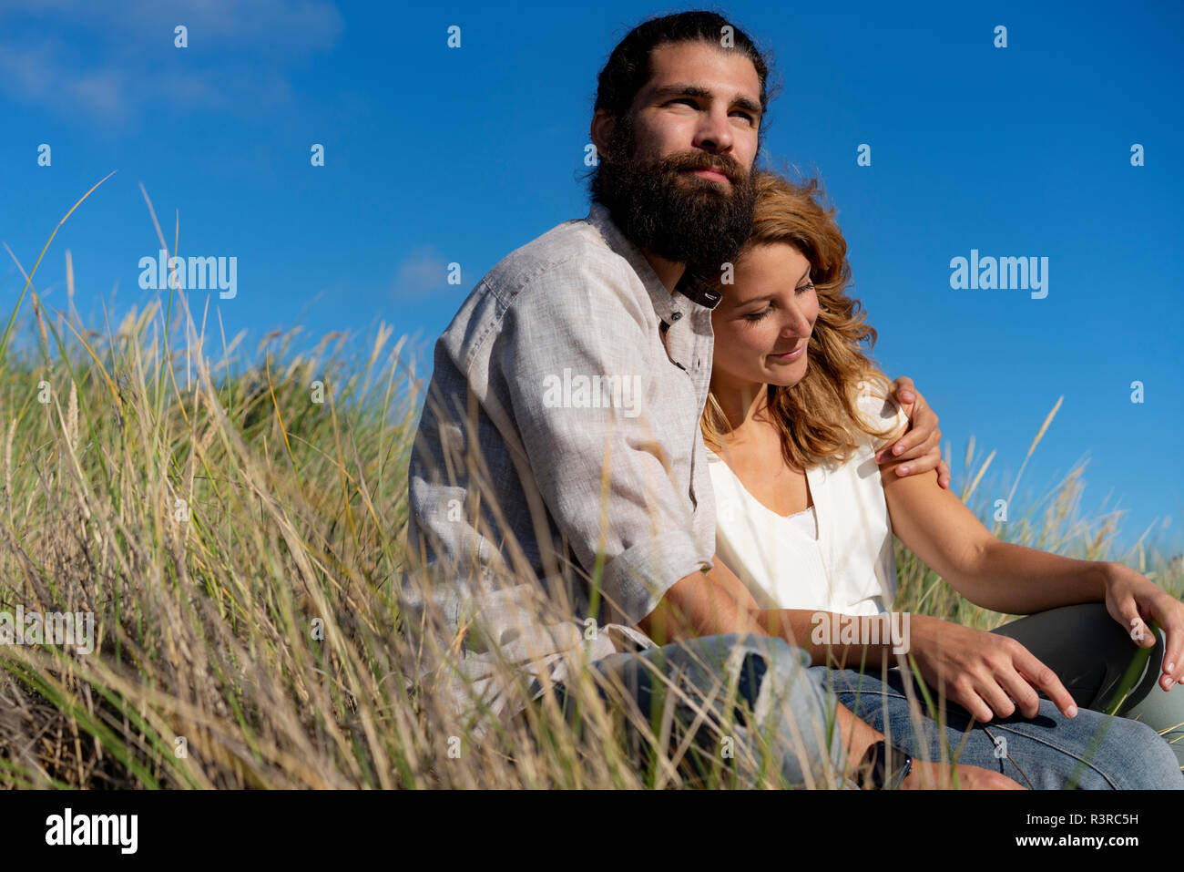 Young couple embracing in nature Banque D'Images Young couple embracing in nature Banque D'Images