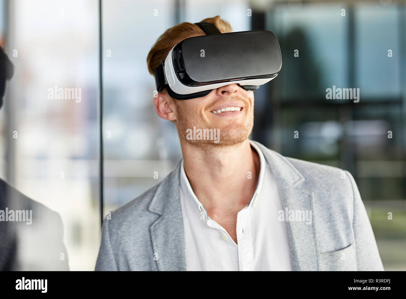 Smiling businessman portant des lunettes VR Banque D'Images