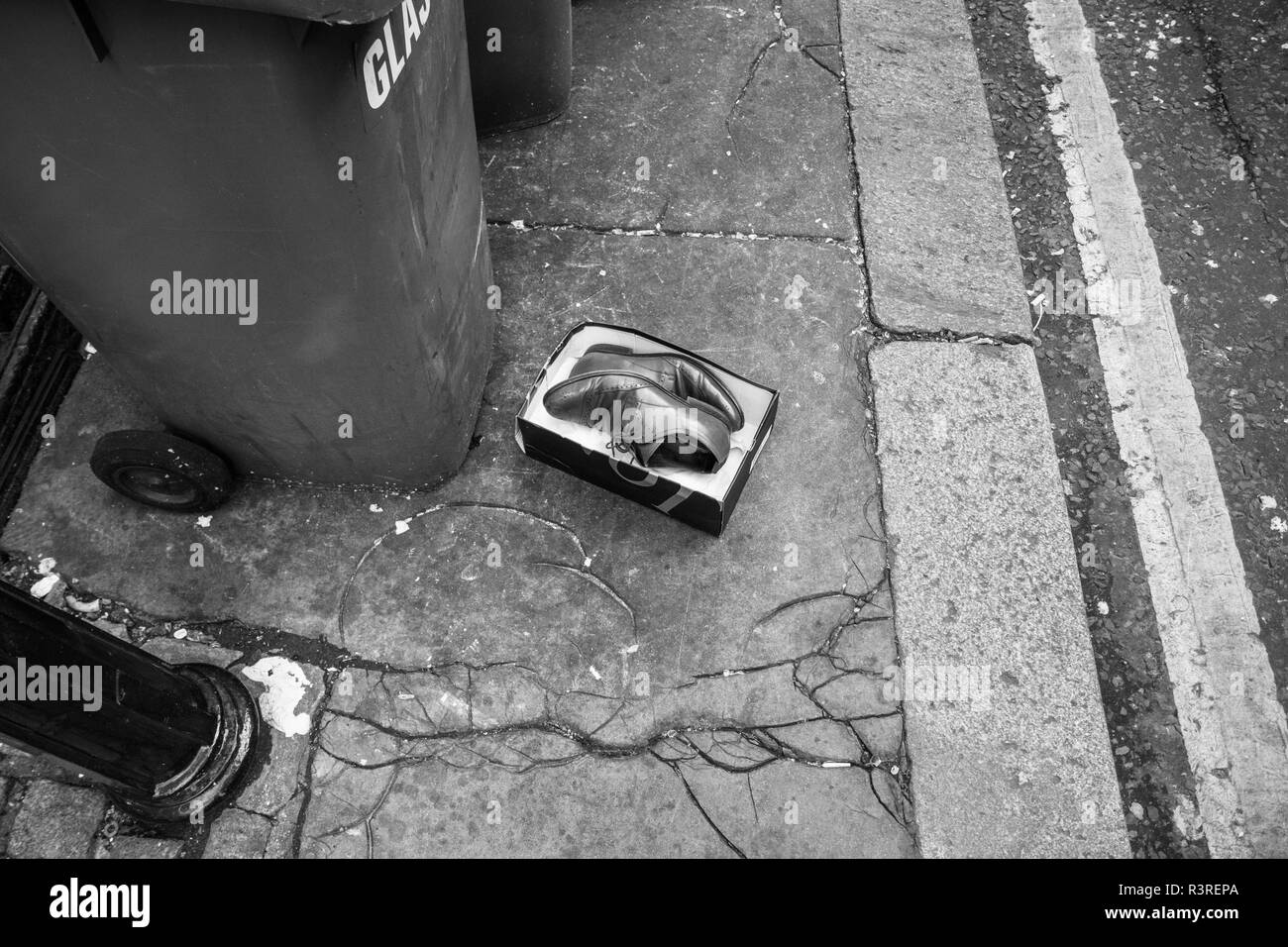 Une paire de chaussures d'hommes abandonnés sur une rue latérale à la City de Londres Banque D'Images