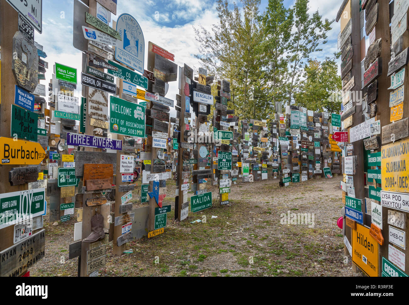 Canada, Yukon, Watson Lake. Fatras de signes et les plaques d'immatriculation. Banque D'Images