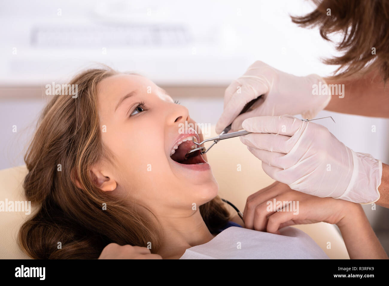 Close-up of a Girl en passant par les soins dentaires en clinique Banque D'Images