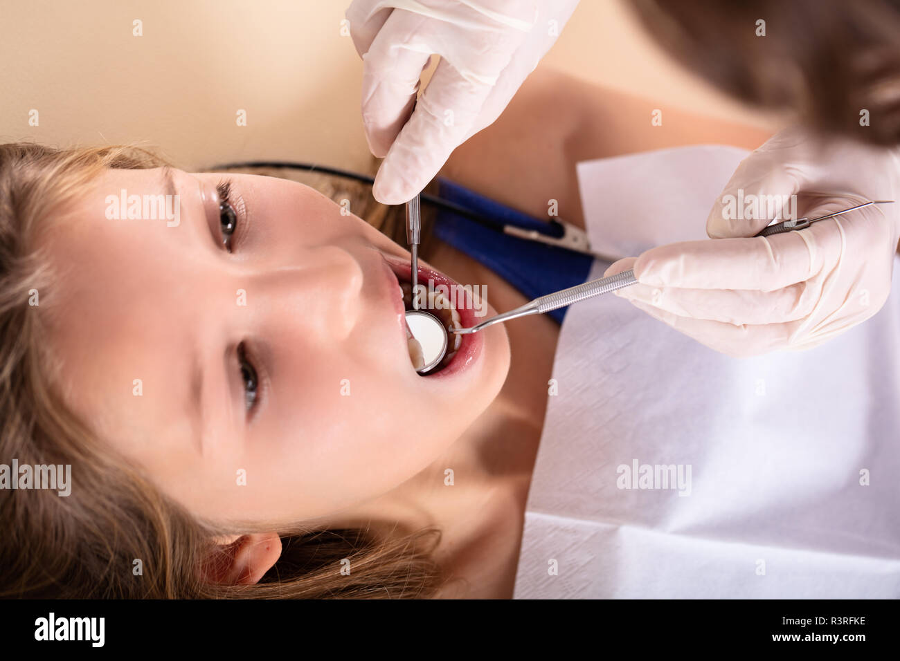 Close-up of Girl Contrôlé par dentiste avec miroir dentaire et Scaler Banque D'Images