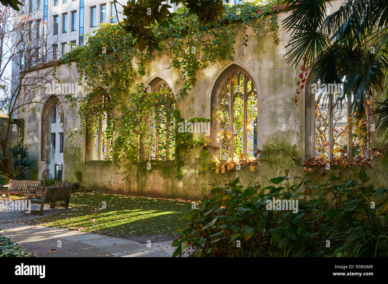 L'intérieur de jardins les ruines de St Dunstan dans l'Est, dans la ville de London UK Banque D'Images