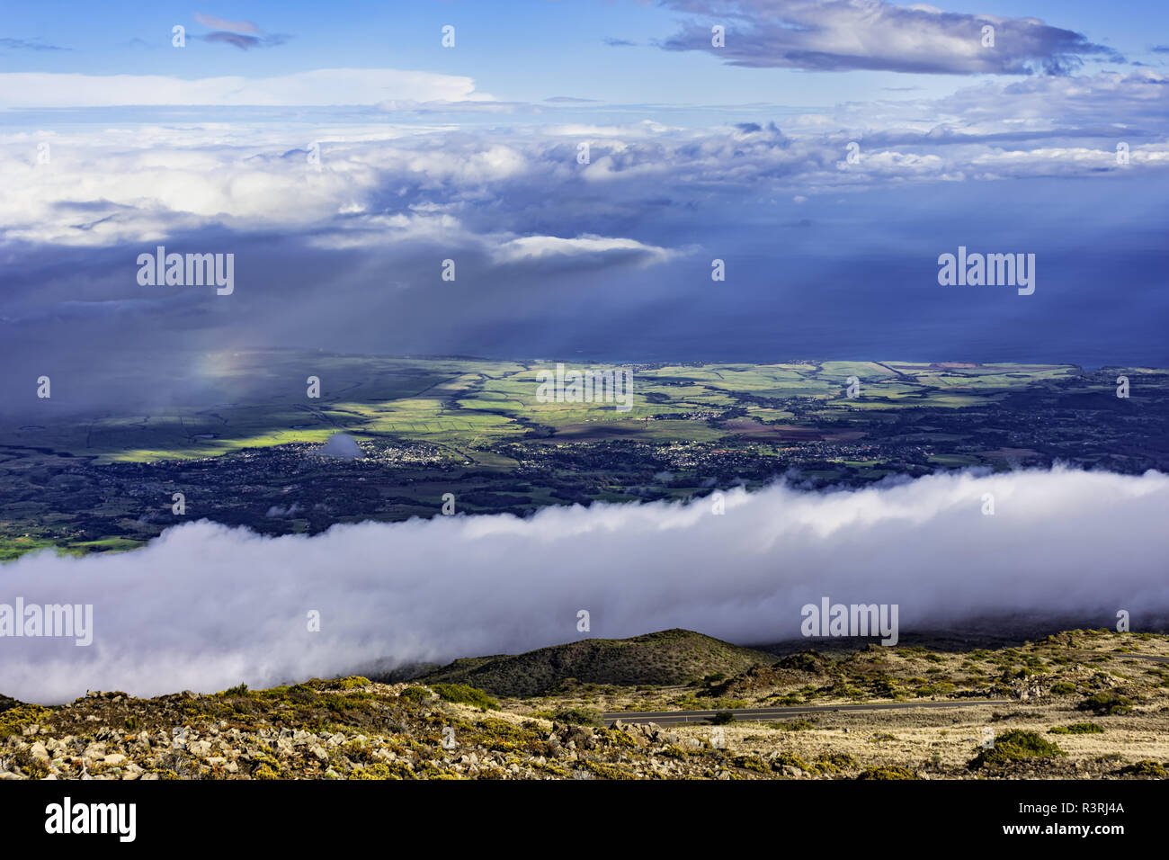 Voir l'arrière du cratère de Haleakala Maui de dans le Parc National de Haleakala Maui Hawaii USA le matin Banque D'Images