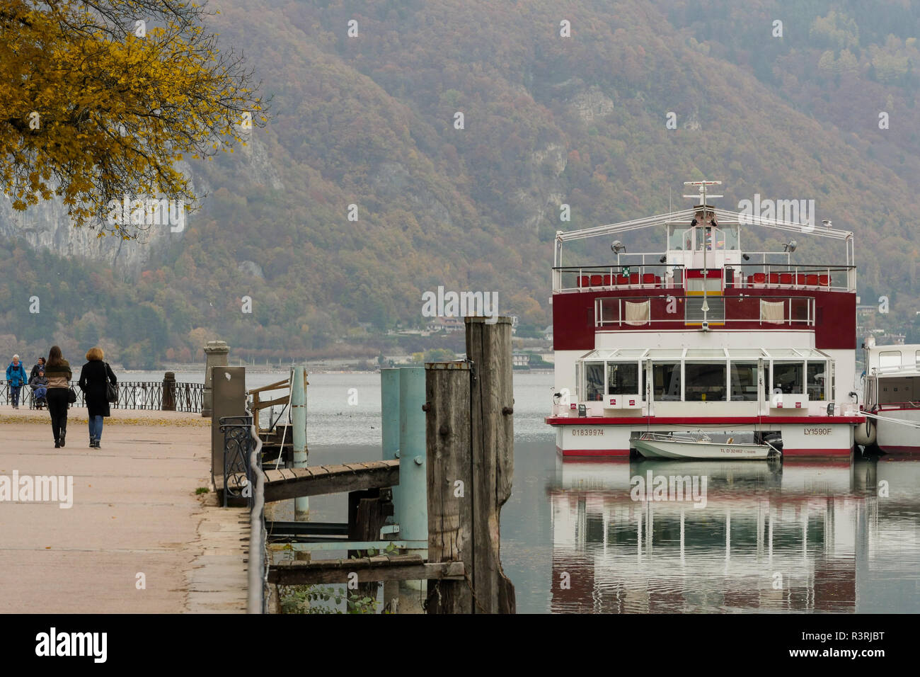 Les banques, les ports du lac d'Annecy, Annecy, Haute-Savoie, France Banque D'Images