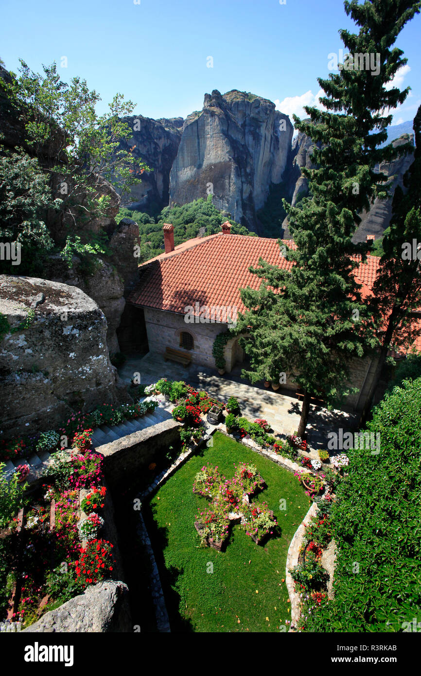 Un jardin et un espace de vie dans le Monastère de Santa Barbara qui est l'un des monastères des Météores. Banque D'Images