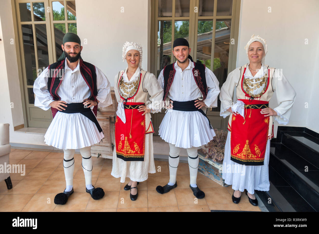 Greece traditional dress Banque de photographies et d images a haute resolution Alamy