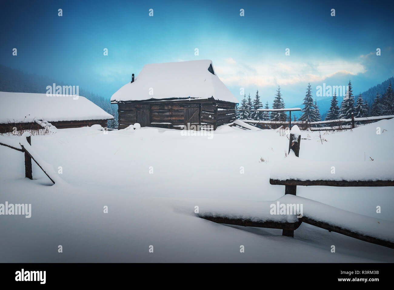 Paysage d'hiver fantastique avec maison en bois dans les montagnes enneigées. Concept de vacances de Noël. La montagne des Carpates, l'Ukraine, l'Europe Banque D'Images