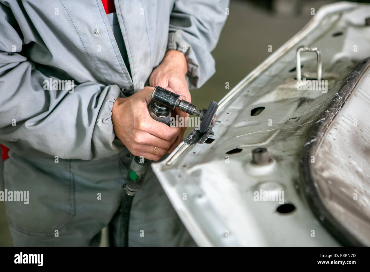 Réparation de voiture en voiture. Détails voiture grince de serrurier, les mains de près. Banque D'Images