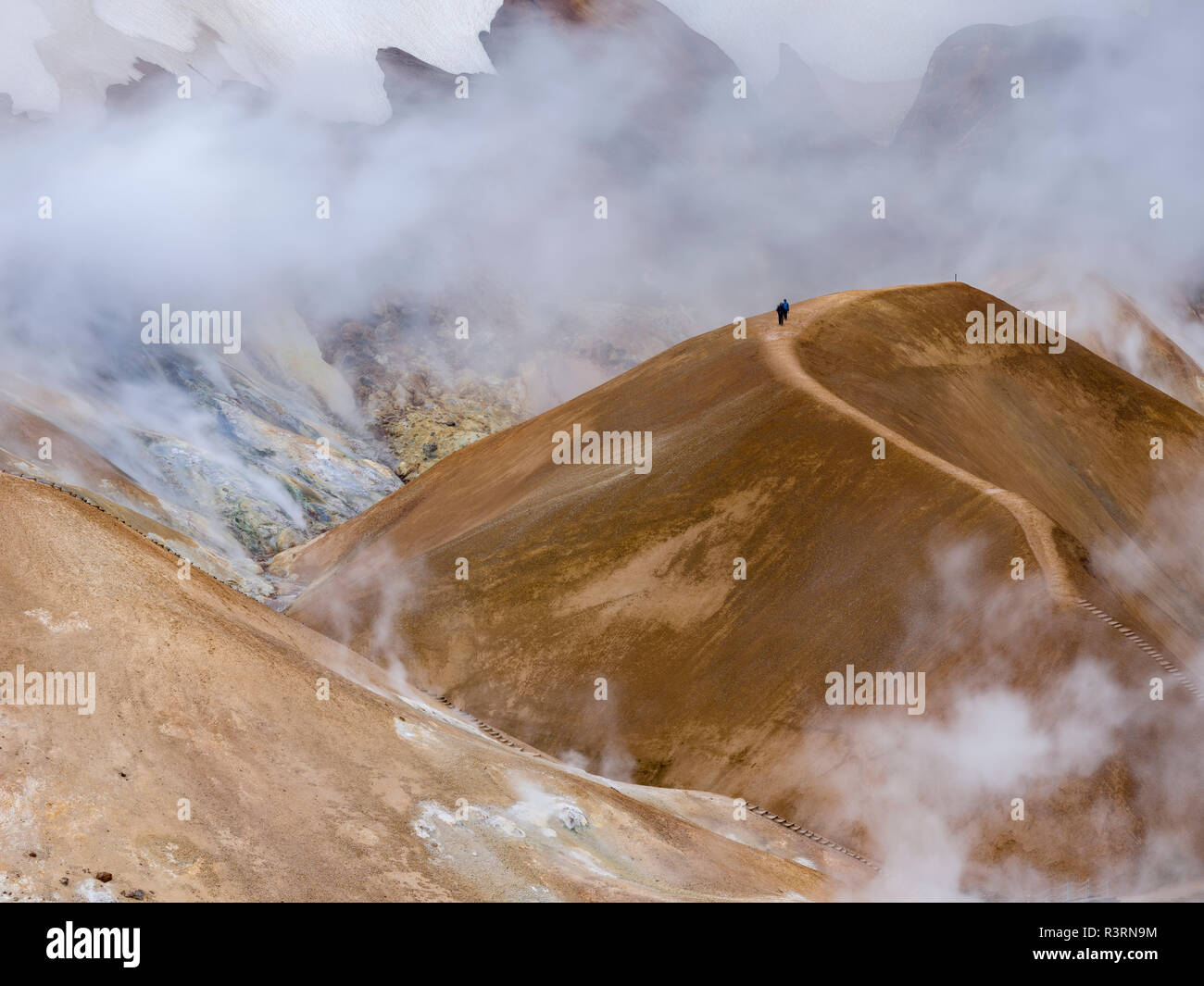 Les visiteurs et les photographes. Zone géothermique dans les montagnes de Hveradalir Kerlingarfjoll dans les Highlands de l'Islande. Banque D'Images