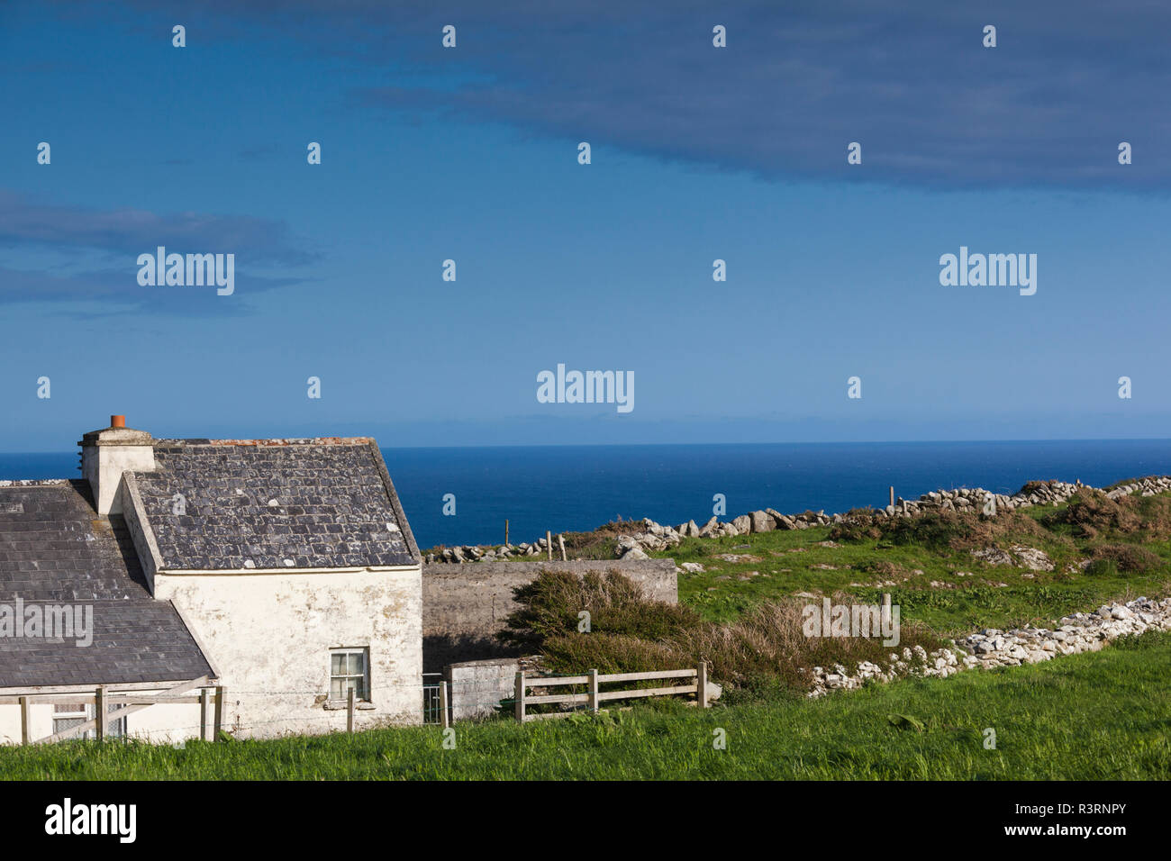 L'Irlande, dans le comté de Cork, la péninsule de Mizen Head, Mizen Head, paysage avec maison traditionnelle Banque D'Images