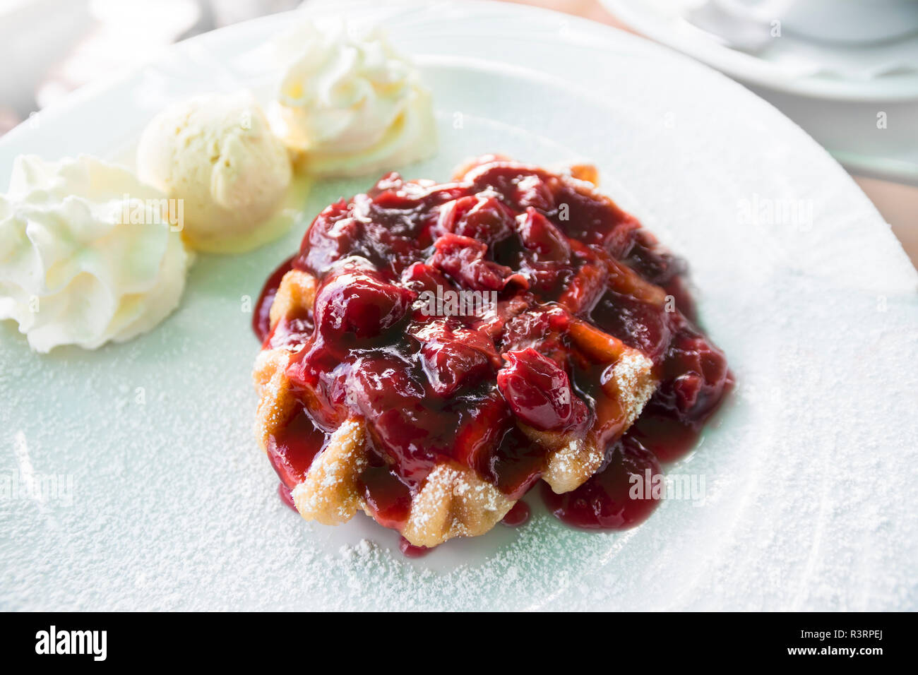 Gaufre fraîchement préparés avec des cerises et de la crème glacée sur une plaque blanche, de délicieux desserts sucrés, copie, espace de discussion sélectionné, la profondeur de champ étroite Banque D'Images