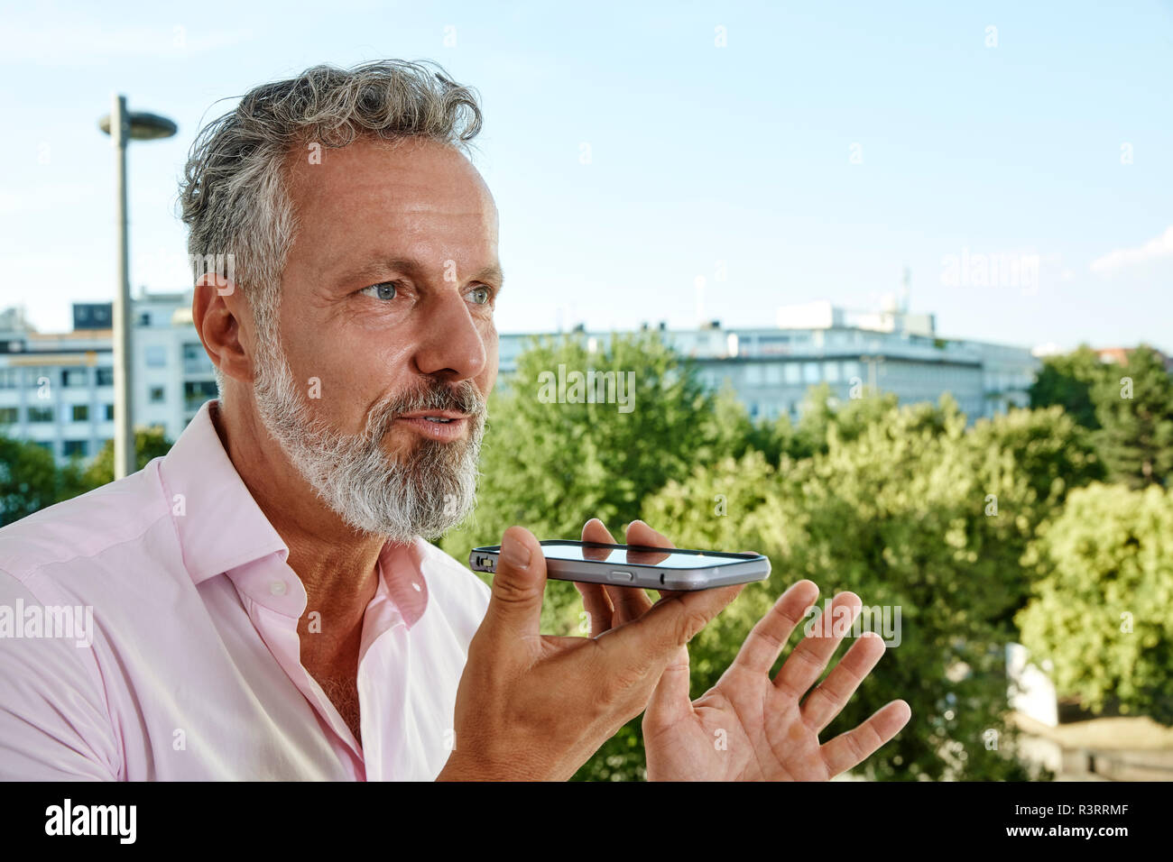 Portrait of mature man using smartphone outdoors Banque D'Images