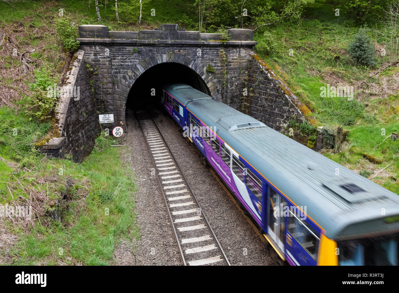 Tunnel ferroviaire. Northern Rail train sortant de Totley Tunnel près Grindleford, Derbyshire, Angleterre, RU Banque D'Images