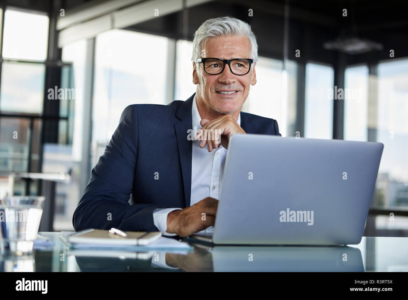 Businessman working in office, using laptop Banque D'Images