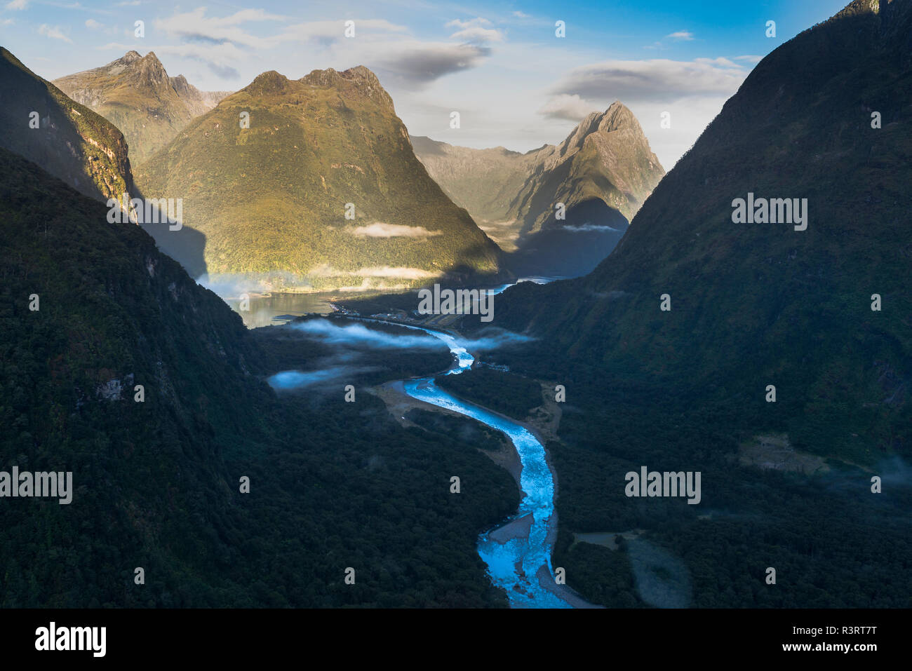 Nouvelle Zélande, île du Sud, le Parc National de Fjordland, vue aérienne de Milford Sound Banque D'Images