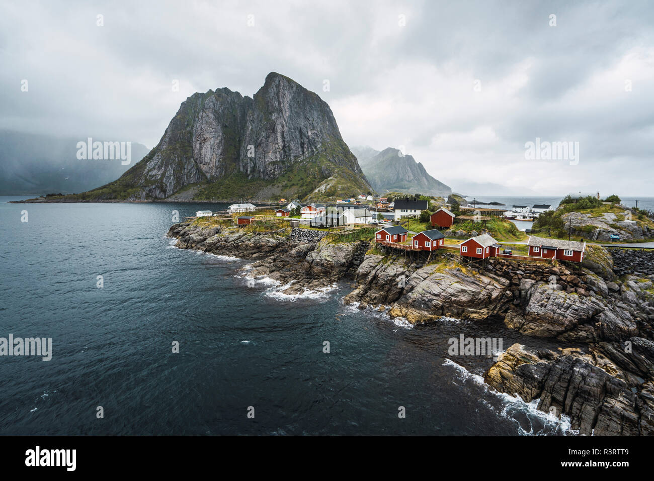 La Norvège, les îles Lofoten, maisons éloignées à rocky coast Banque D'Images