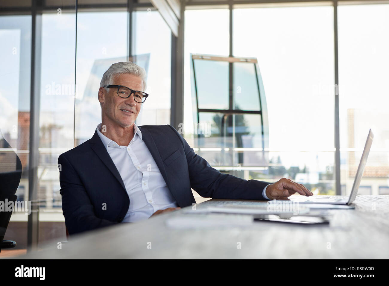 Businessman working in office, using laptop Banque D'Images