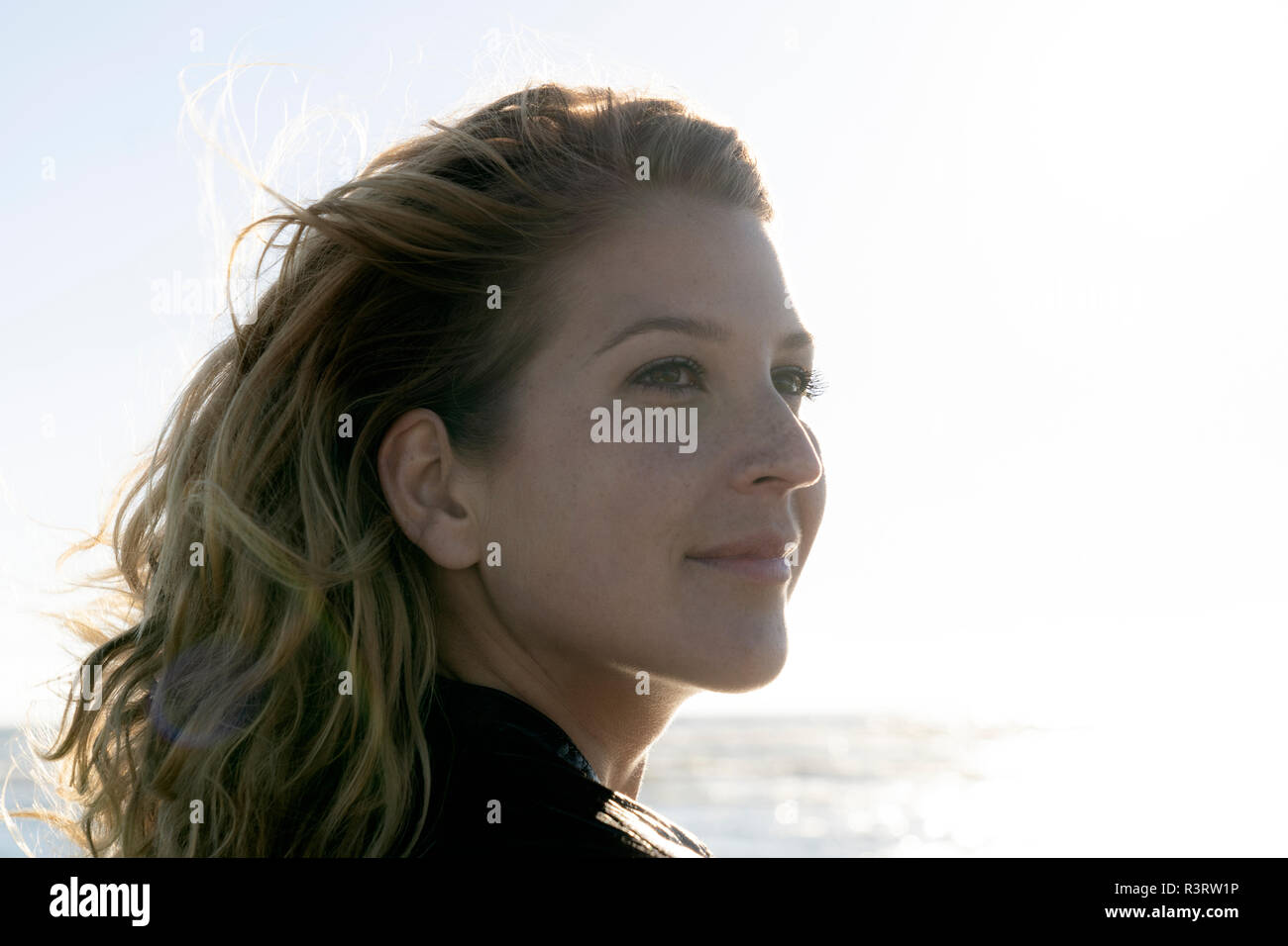 Portrait d'une femme belle en été à la mer Banque D'Images Portrait d'une femme belle en été à la mer Banque D'Images