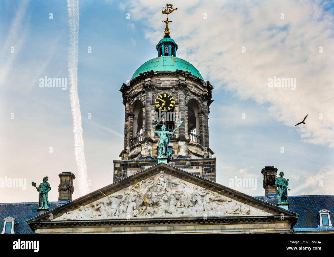 Palais Royal de ville Amsterdam, Hollande, Pays-Bas. Ouvert comme hôtel de ville en 1655. Le navire Girouette est un symbole d'Amsterdam. Banque D'Images