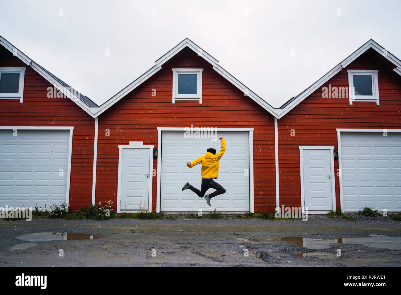 La Norvège, l'homme de sauter devant la rangée de cases Banque D'Images