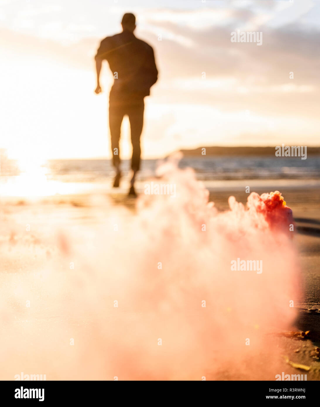 Homme qui court sur la plage Banque de photographies et d'images à haute  résolution - Alamy