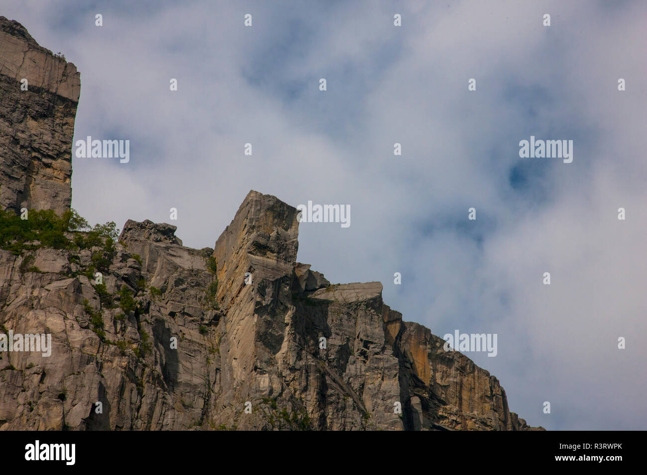 Vu depuis le fjord, célèbre Pulpit Rock qui peut également être consultée par un quatre heures de marche. Banque D'Images