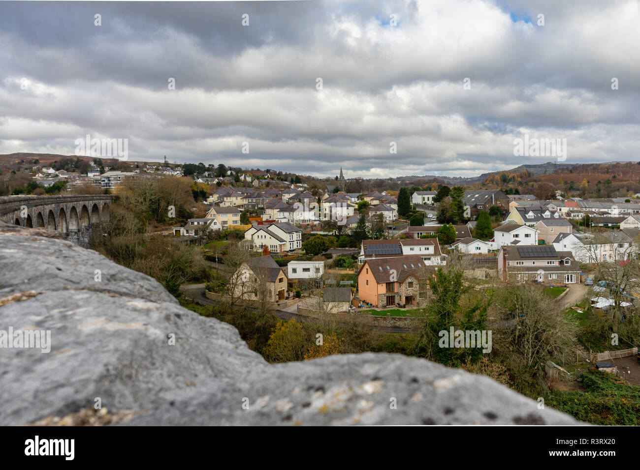 Vue sur la ville galloise de Merthyr Tydfil le Cefn Coed Viaduc, South Wales, UK Banque D'Images