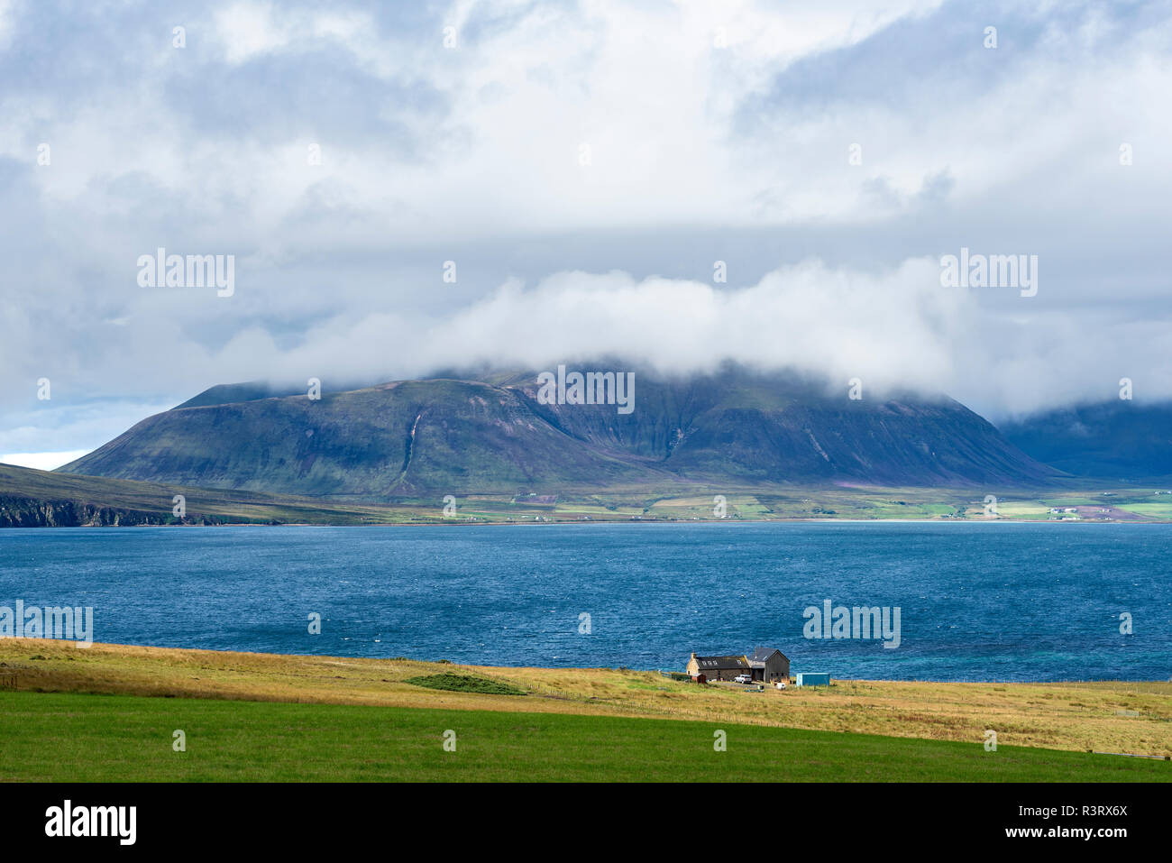 Grande Bretagne, Ecosse, Orkney, Mainland, vue sur Hoy son à Ward Hill avec des nuages Banque D'Images