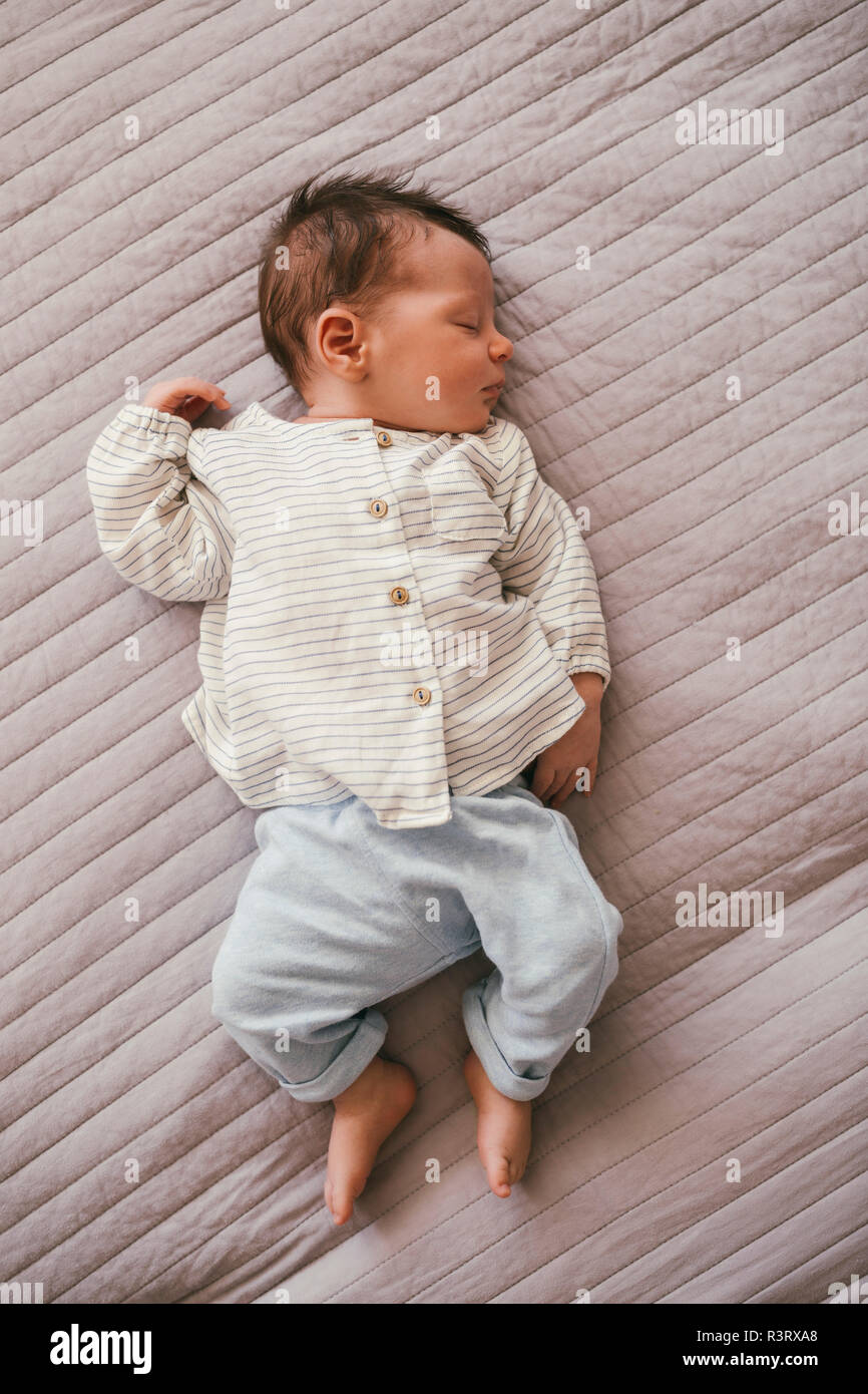 Bébé nouveau-né garçon endormi sur une couverture Banque D'Images