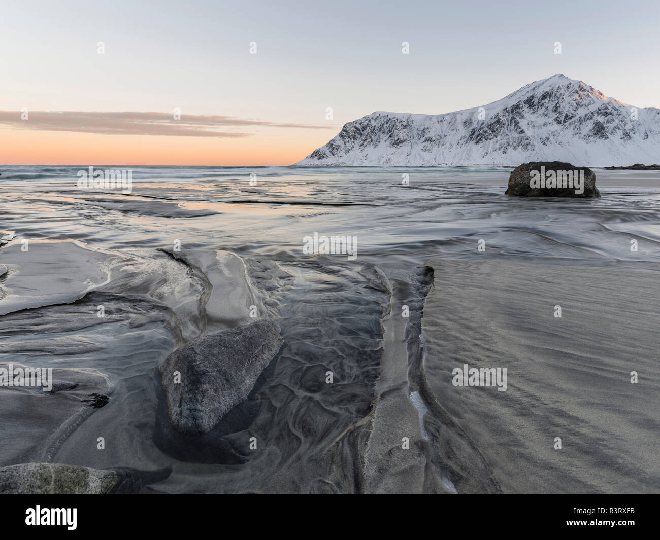 Lever de soleil sur l'Flakstad et Skagsanden beach. La côte près de l'île de Flakstad Flakstadoya,. Les îles Lofoten, dans le nord de la Norvège au cours de l'hiver. Banque D'Images