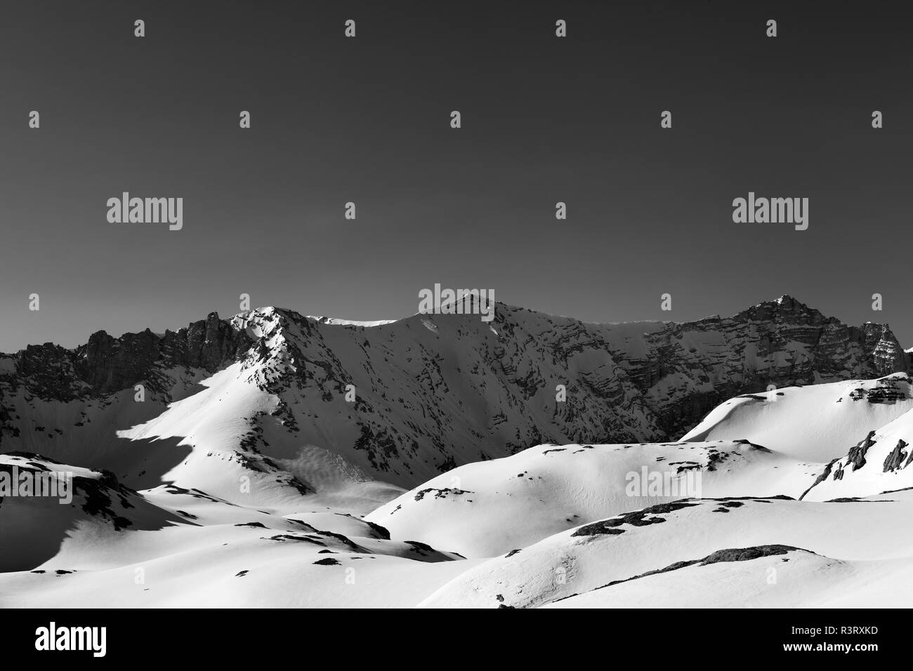 Le noir et blanc vue sur les montagnes enneigées du soleil à soirée d'hiver. La Turquie, Monts Taurus centrale, Aladaglar (Anti-Taurus), du plateau (Edigel Ije Rendez Banque D'Images
