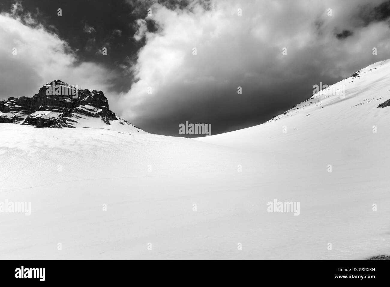 Col de montagne de Neige et ciel avec des nuages de tempête. La Turquie, centrale des montagnes du Taurus, Taurus Aladaglar (anti), du plateau (Edigel Ije Goller). Vie grand angle Banque D'Images