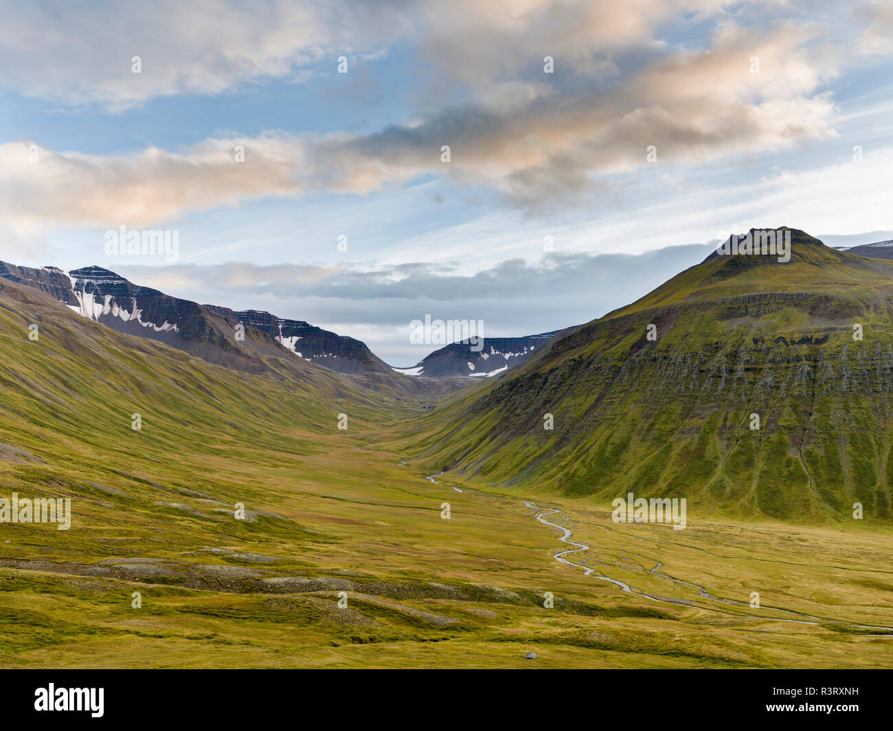 Vallée qui Lagheidi Trollaskagi jusqu'à dans les montagnes. Le nord de l'Islande Banque D'Images