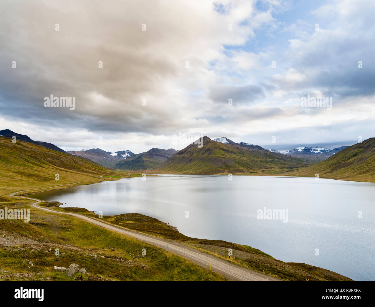 Lake Stifluvatn près de Siglufjordur dans Trollaskagi les montagnes. Le nord de l'Islande Banque D'Images