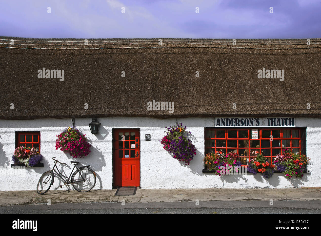 L'Irlande, Carrick-on-Shannon. Pub au toit de chaume. Banque D'Images