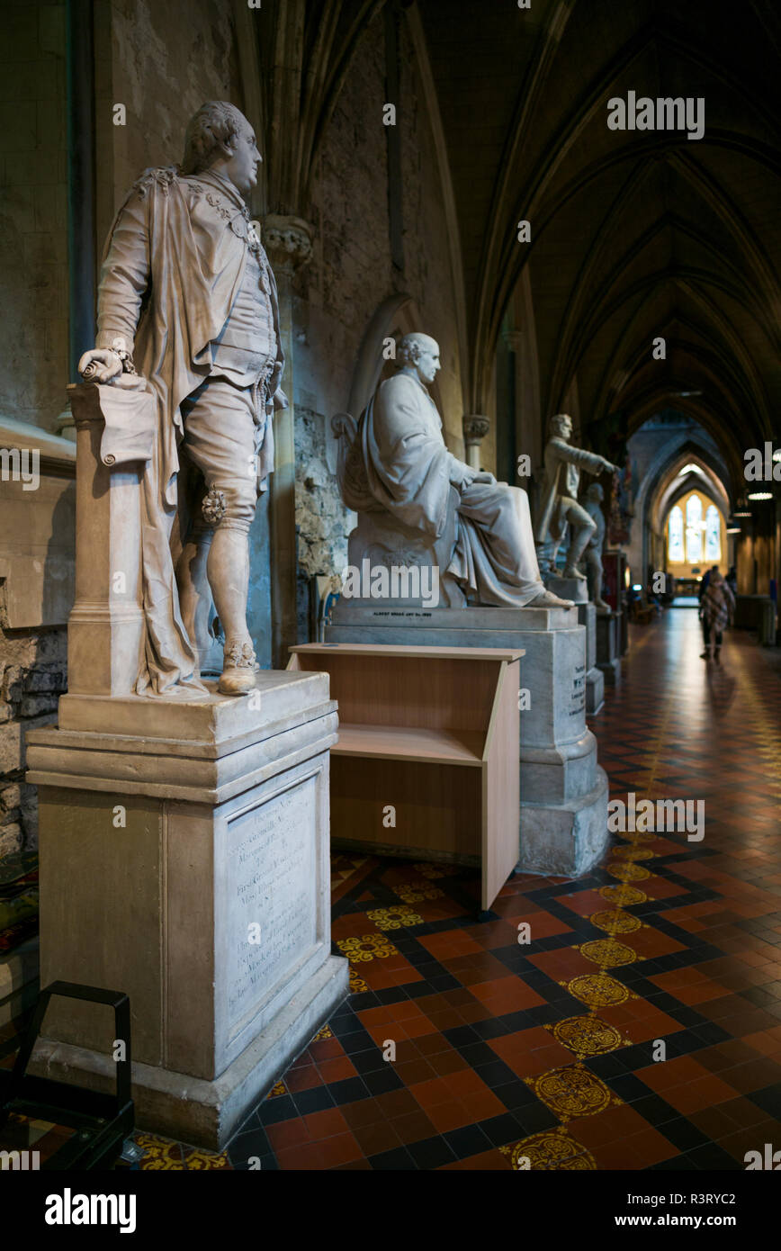 L'Irlande, Dublin, la Cathédrale St Patrick, des statues d'intérieur Banque D'Images