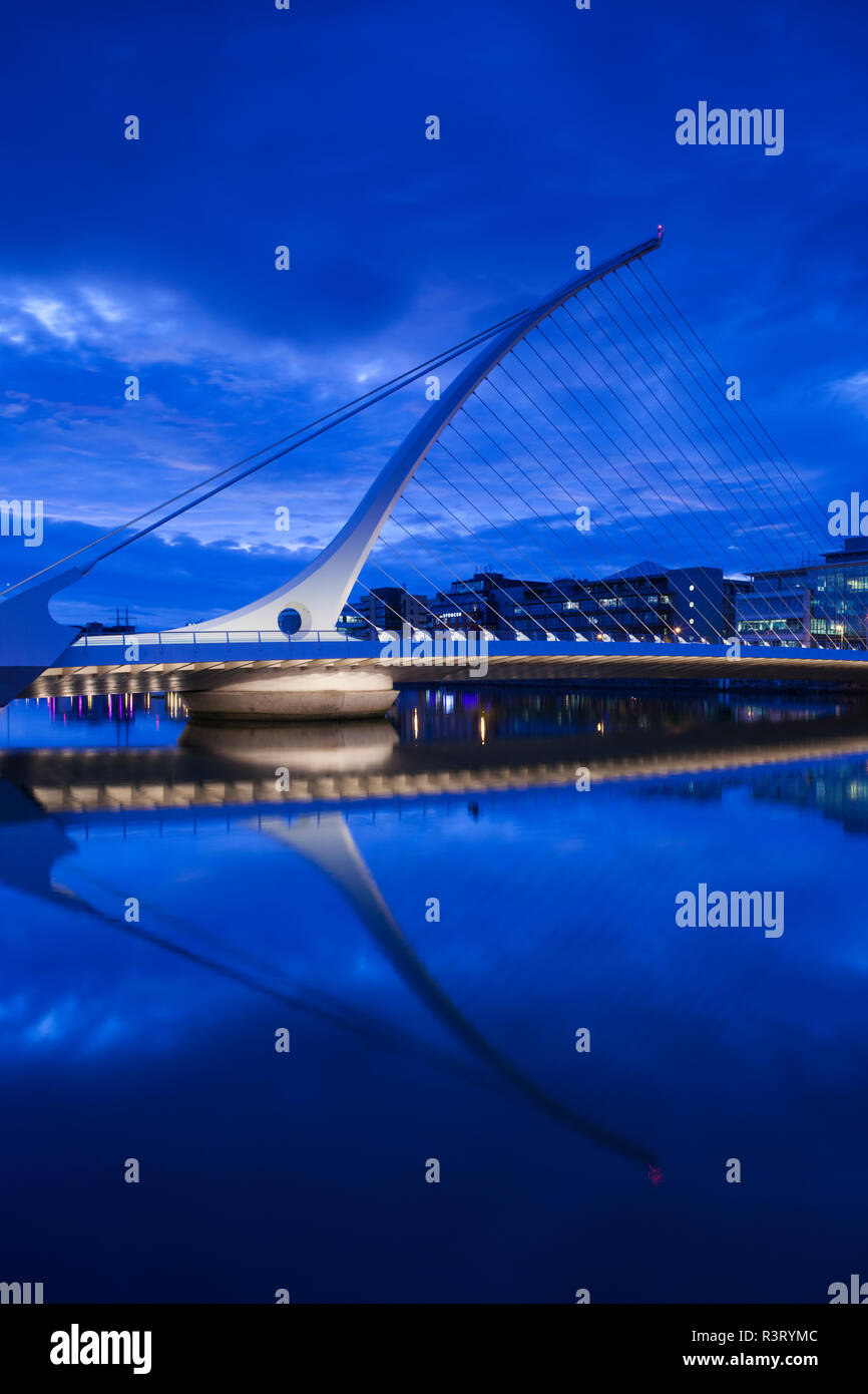 L'Irlande, Dublin, Docklands, Samuel Beckett Bridge, Santiago Calatrava, architecte, dusk Banque D'Images